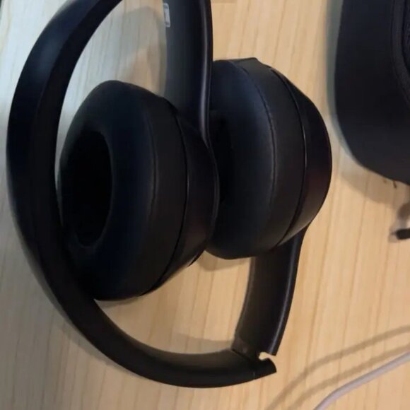 Beats Solo3 Wireless Headband Brushed Black 98% new with storage bag - Picture 7 of 7